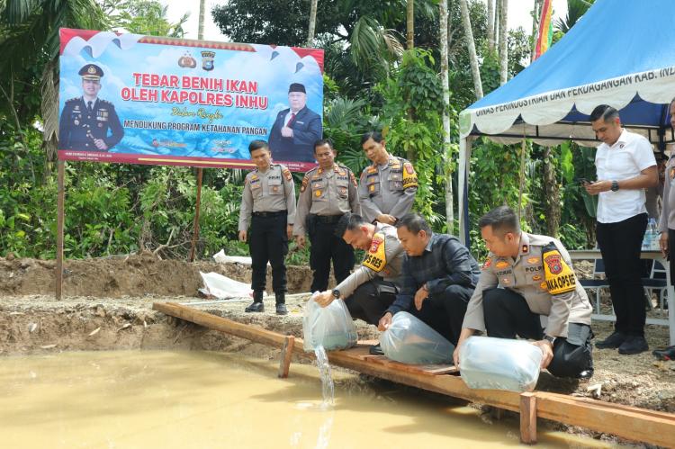 Polres Inhu Tebar 6.000 Benih Ikan Program Pangan Bergizi