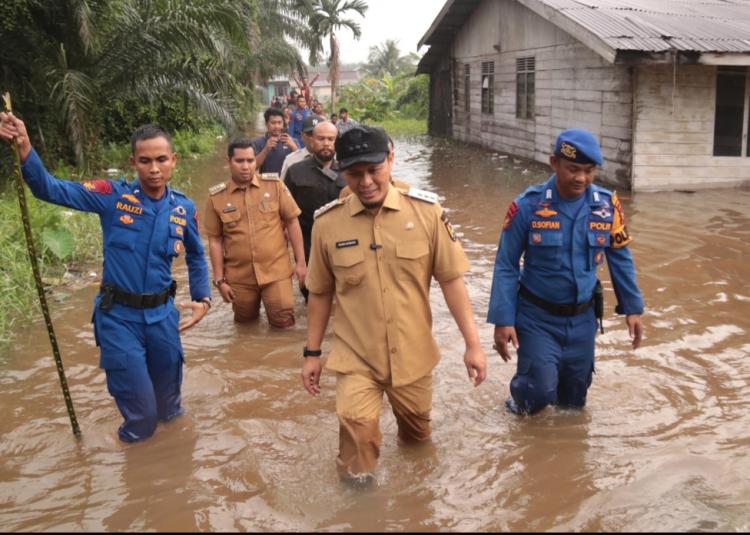 Ribuan Kepala Keluarga Terdampak Banjir, Pemprov Riau Berikan Bantuan Sembako hingga Dirikan Dapur Umum di Pekanbaru
