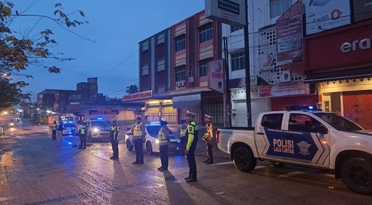 Satlantas Polres Bengkalis Sahur Bersama dan Subuh Berjamaah Dulu Baru Patroli Antisipasi Balap Liar