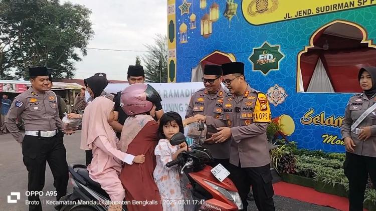 Dapat Takjil Gratis dari Kapolres Bengkalis dan Jajaran Warga Duri Sumringah
