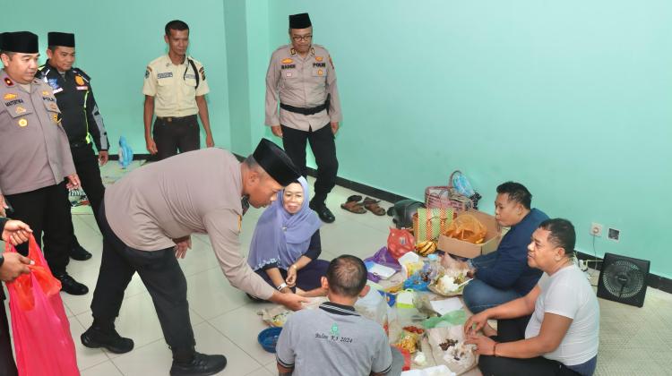 'Sahur On the Road', Kapolres Kepulauan Meranti Sapa Keluarga Pasien