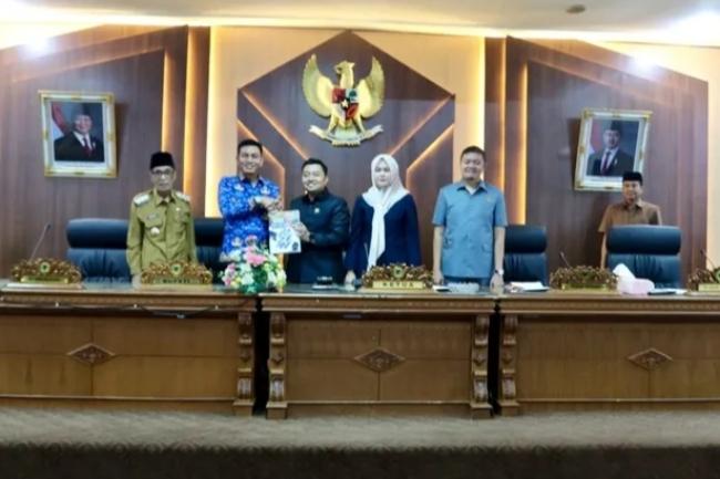 Bupati Batang Hari Menyerahkan Buku LKPJ Tahun Anggaran 2024 kepada Ketua DPRD