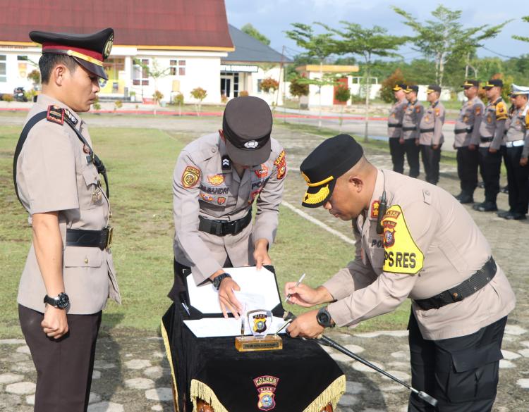 Kapolres Kepulauan Meranti Pimpin Upacara Sertijab Empat Pejabat Baru Resmi Dilantik