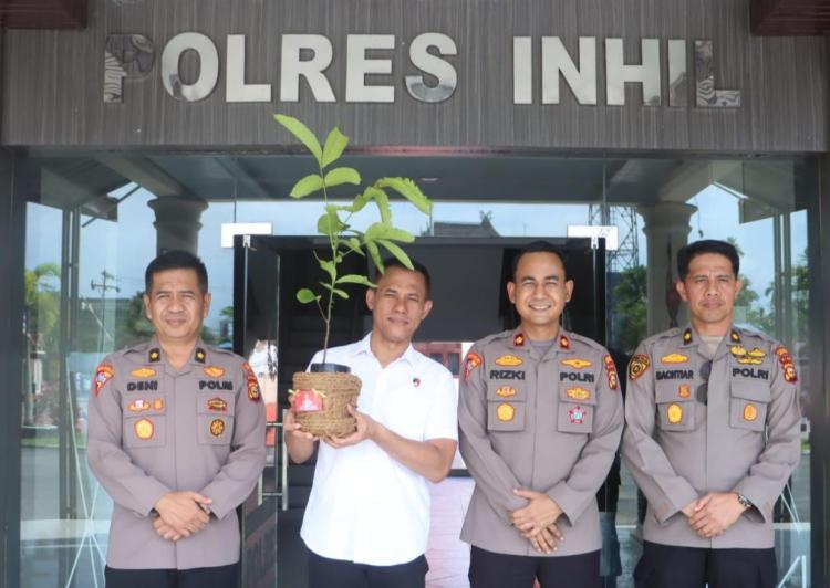 Dukung Program Kapolda Riau, Kasatreskrim Polres Inhil Dapat Kado Bibit Pohon di Ultahnya