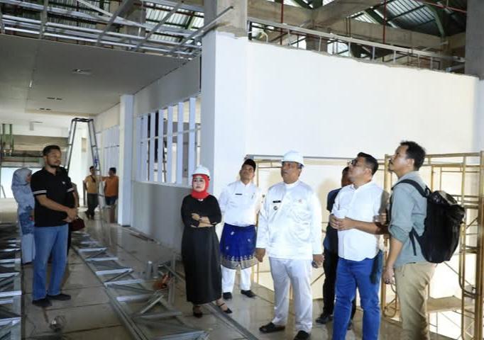 Lihat Pembangunan Gedung DPRD Rohul, Bupati Minta Pemborong Jaga Kualitas Bangunan