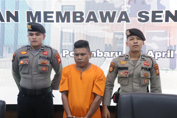 Tampang Sangar Bang Jago yang Bawa Pisau Sayat-sayat Mobil di Jalanan Pekanbaru Hilang di Depan Polisi