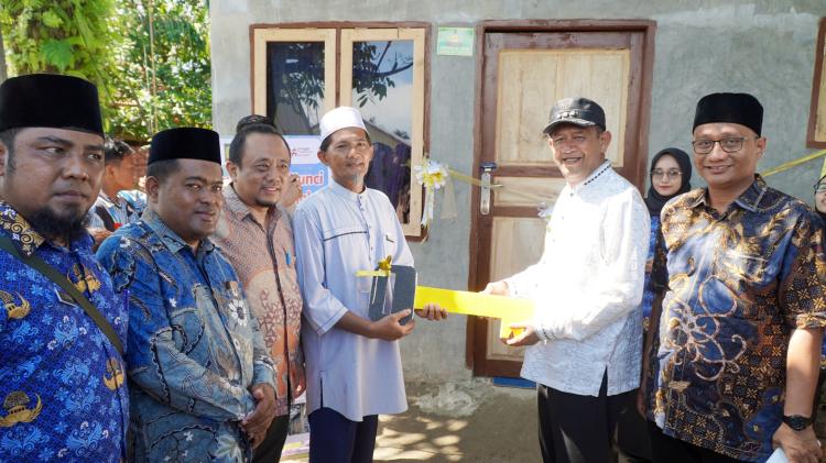 Syah Afandin Serahkan Kunci Bedah Rumah, Ribuan Warga Tapak Kuda Antusias Sambut Pemimpin Peduli