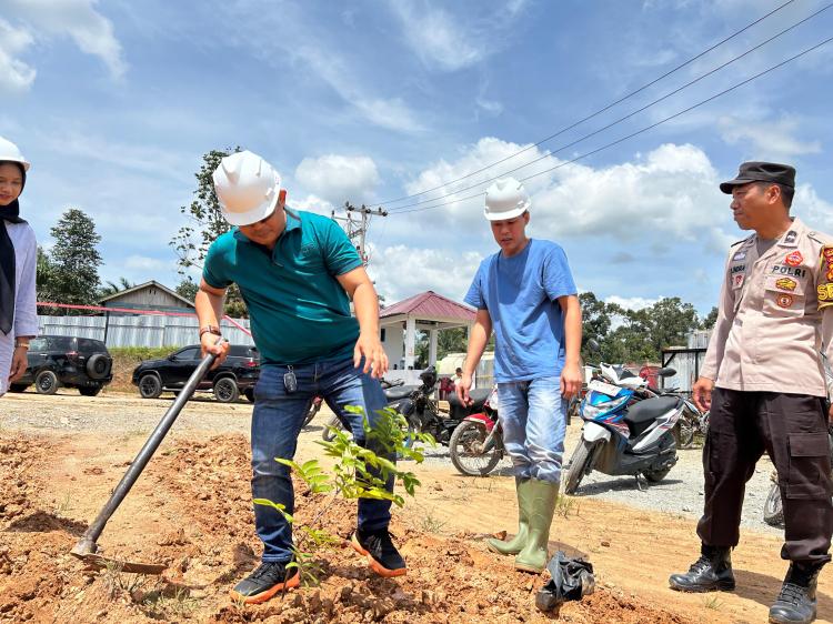Sempena Waisak 2025, Polsek Lirik dan PT MAS Tanam Pohon