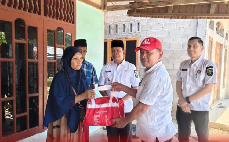 Serahkan Bantuan, Ini Pesan Wabup Rohul ke Korban Kebakaran Rumah di Desa Huta Godang.