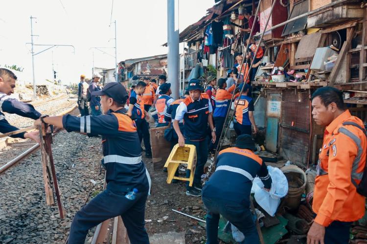 KAI Daop 1 Jakarta dan KCI Tertibkan Area Jalur Rel Tanah Abang-Duri