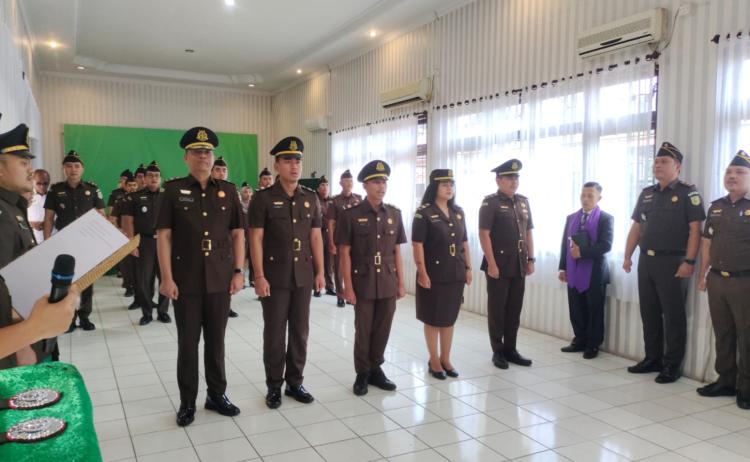 Lantik Kasi Intelijen dan Empat Kepala Subseksi, Ini Harapan Kajari Inhu
