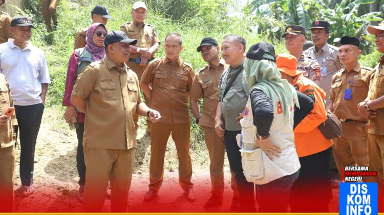 Tinjau Jembatan Sungai Klubi Rusak, Bupati Rohul Komitmen Segera Perbaiki