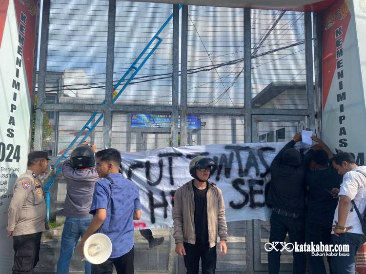 Mahasiswa Desak Bongkar, Napi Lapas Kelas I Tanjung Gusta Medan Bebas Pakai HP