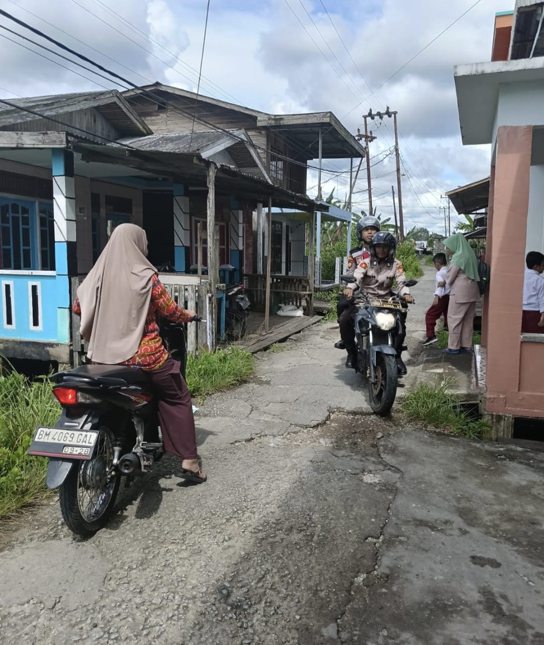 Intensifkan Patroli Bermotor, Polsek Tanah Merah Ciptakan Rasa Aman di Tengah Masyarakat