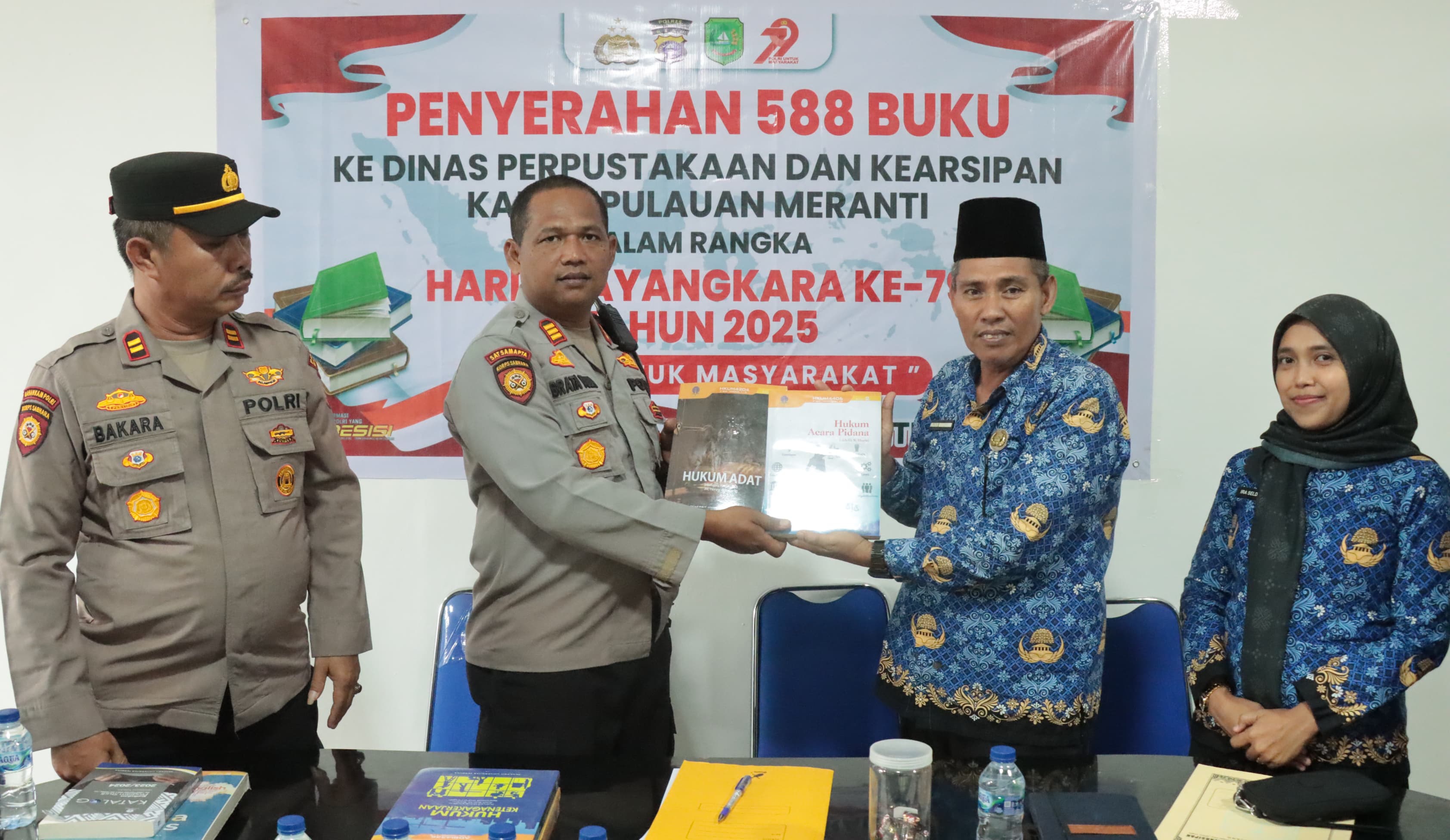 Dispersip Terima Buku Literasi Dari Polres Kepulauan Meranti Sempena Hari Bhayangkara ke 79