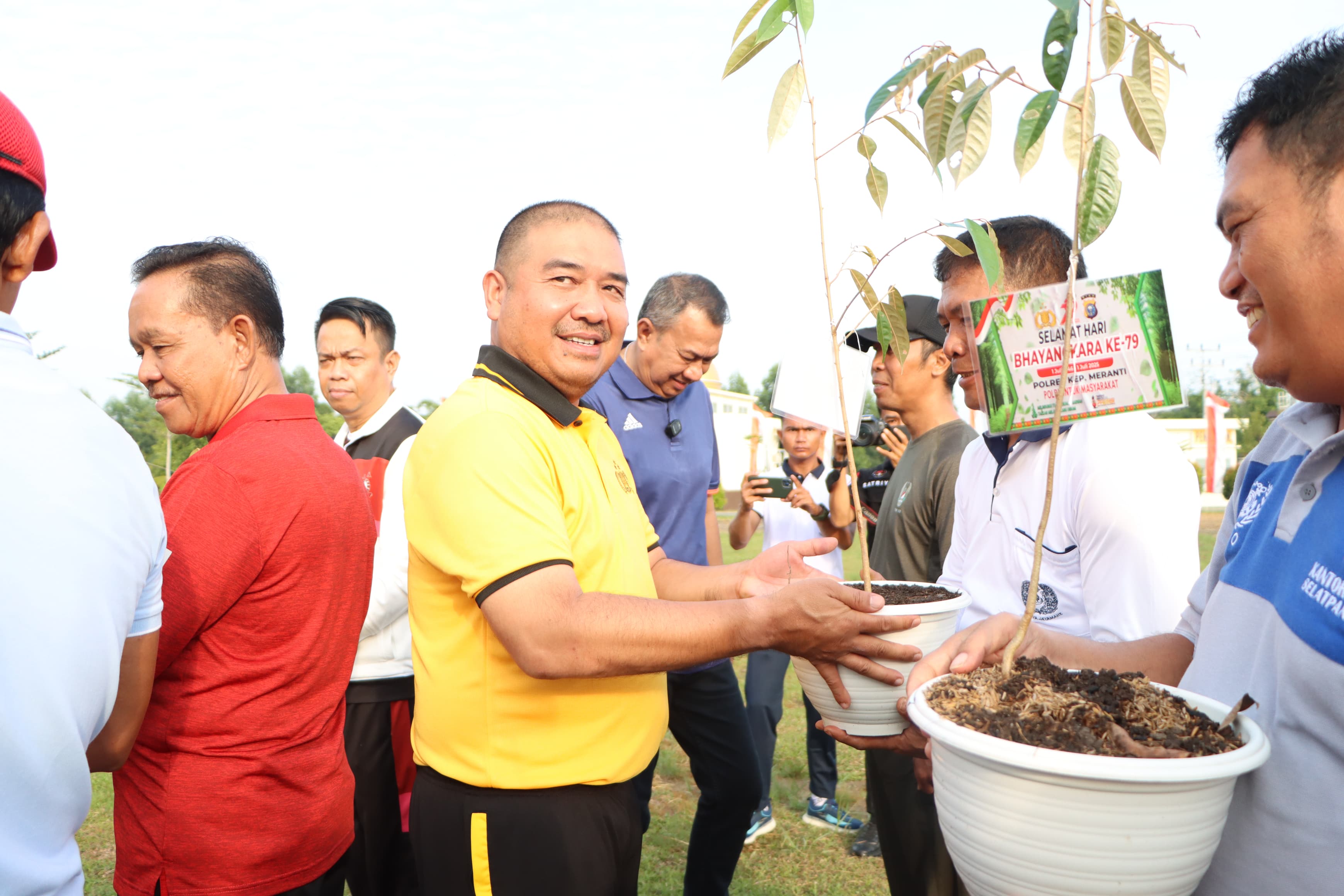 Polres Kepulauan Meranti Gelar Olahraga Bersama TNI Polri dan Serahkan Bibit Pohon