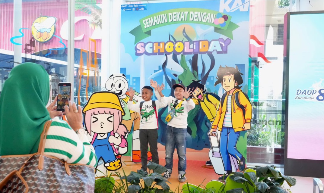 KAI Daop 8 Surabaya Hadirkan Sentuhan Tematik 'Schooliday' dan Livery Jumbo di Libur Sekolah