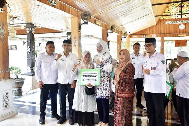 Ketua TP-PKK Batang Hari Serahkan Bantuan pada Korban Terdampak Bencana