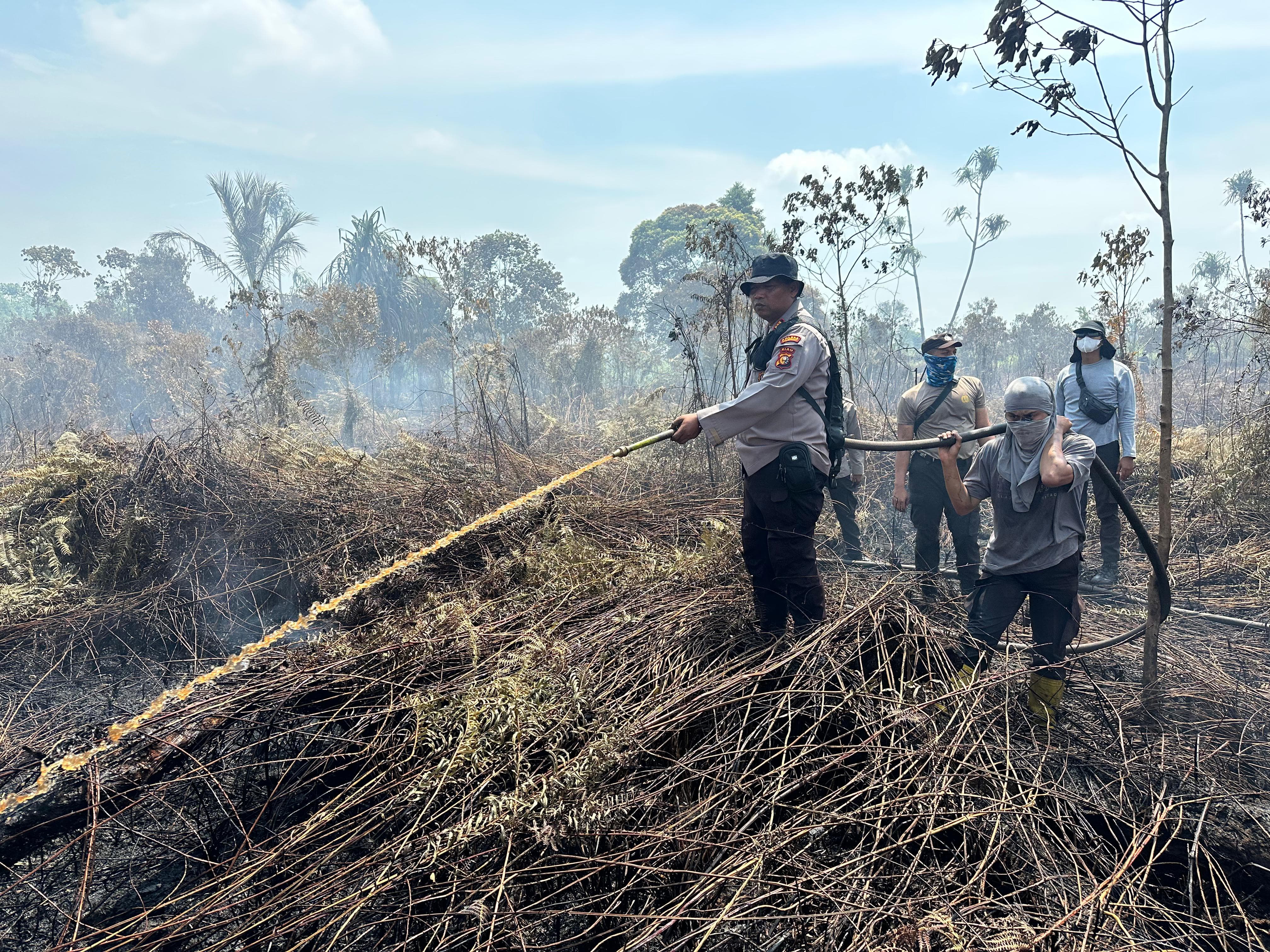 Timgab Lakukan Pendinginan Karhutla dii Desa Tanjung Peranap