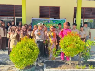 Kades Mekong Hadiri Sosialisasi Green Policing Polres Kepulauan Meranti di Dua Sekolah