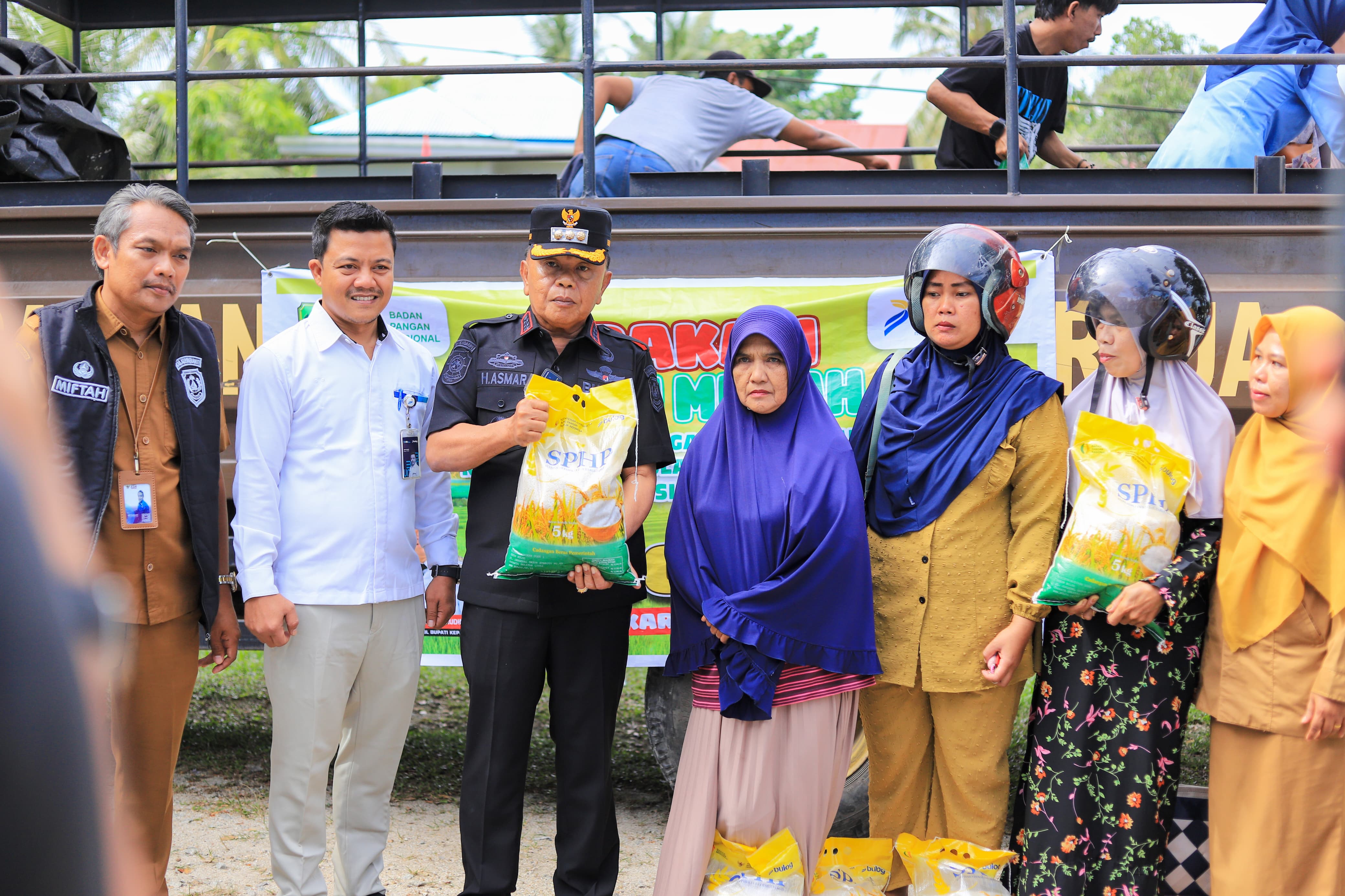 Bupati Kepulauan Meranti Tinjau Ketersediaan Beras Pastikan Stok Aman dan Harga Stabil