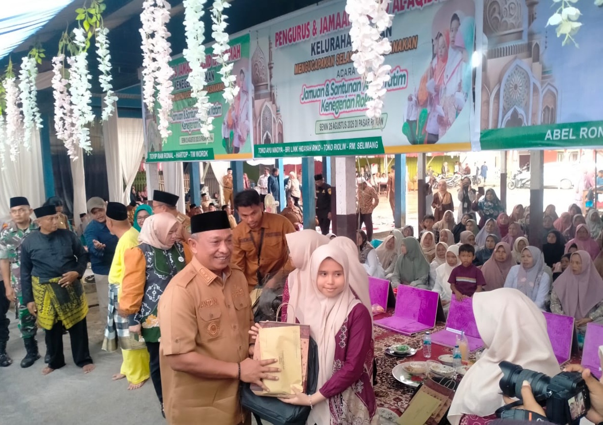 Bupati Rohul Berbagi Kebahagiaan dengan Anak Yatim di Tradisi Leluhur Rokan