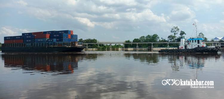Tentang Kejanggalan Kerja Sama Kapal Tandu di Bawah Jembatan Siak