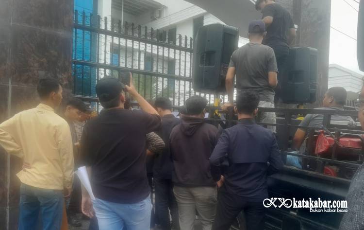 Suara Copot Kajari Sidempuan Dikumandangkan Mahasiswa di Kejati Sumut