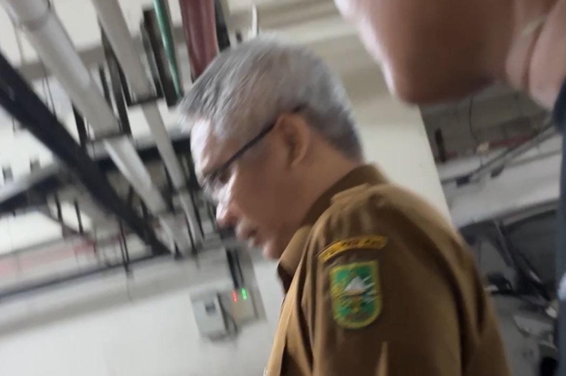 Kepala Dinas PUPR Riau Turut Dibawa Rombongan KPK, Sempat Beri Jempol dan Bilang 'Aman'