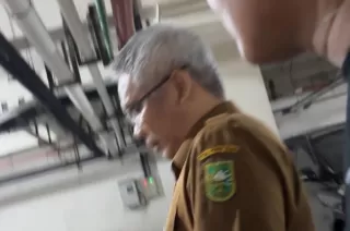 Kepala Dinas PUPR Riau Turut Dibawa Rombongan KPK, Sempat Beri Jempol dan Bilang 'Aman'