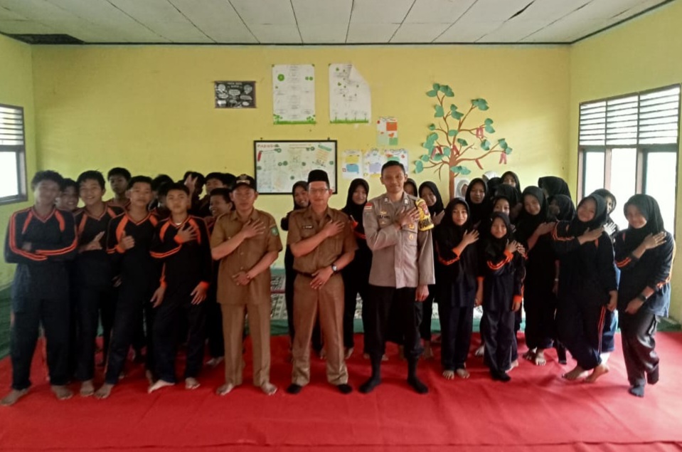 Bersama Bhabinkamtibmas Kades Muntai Sosialisasi Bahaya Bullying di SMPN 8 Bantan