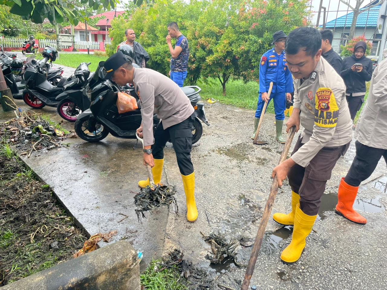 Ciptakan Lingkungan TK Bhayangkari Bersih Polres Kepulauan Meranti Goro Saluran Air