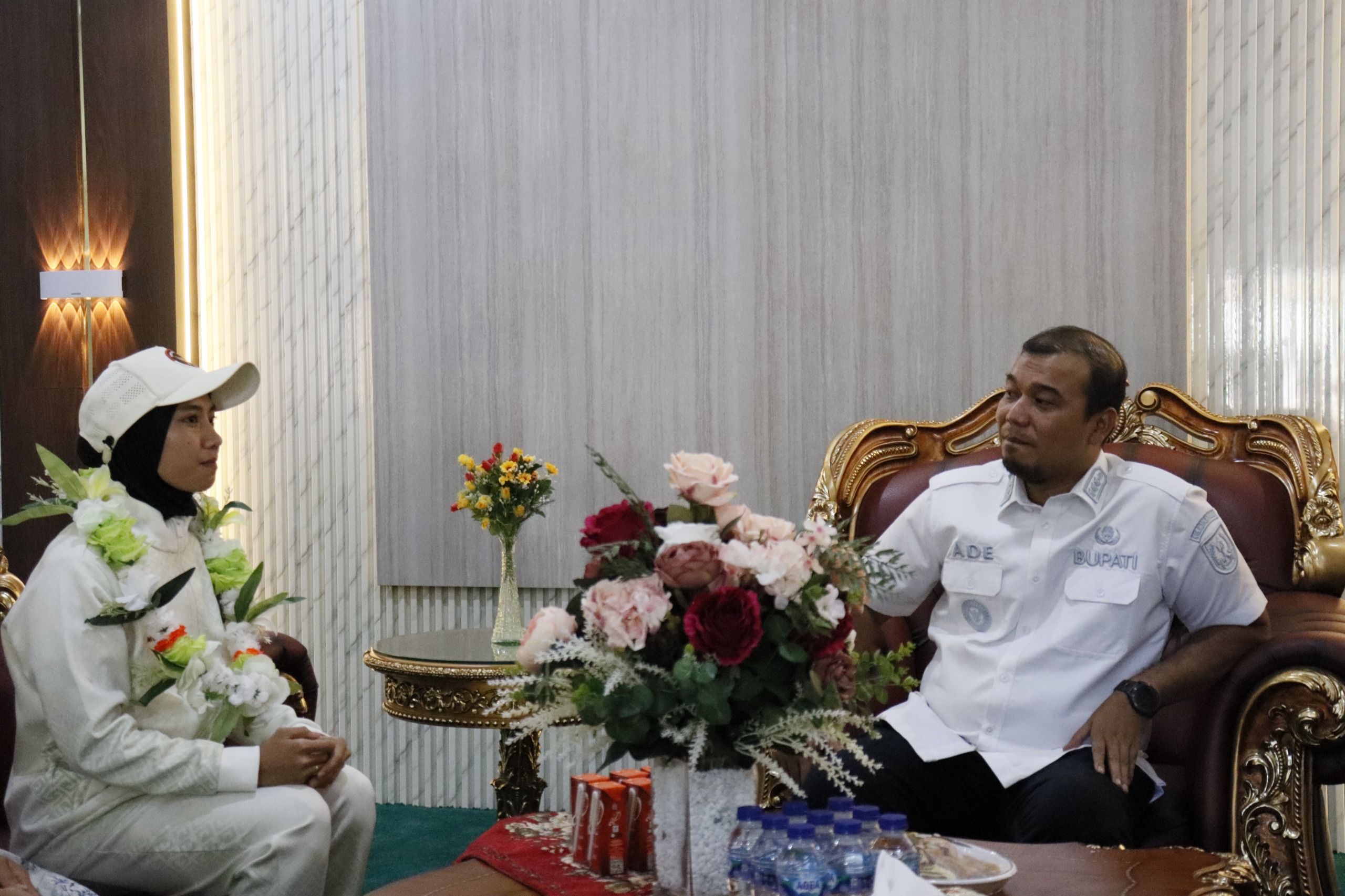 Suasana Hangat di  Rumdis, Kepulangan Puja Lestari Peraih Mendali Emas Disambut Bupati Inhu