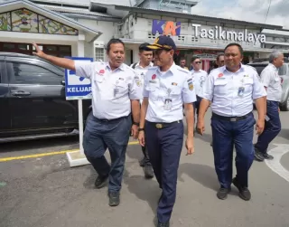 Posko Angkutan Nataru 2025-2026, Dirut PT KAI: Pastikan Pelanggan Terlayani dengan Baik
