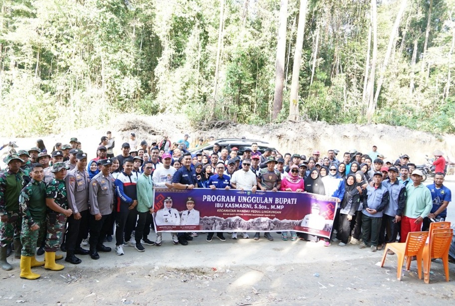 Camat Mandau Pimpin Goro Massal di Jalan Lingkar Barat Demi Kebersihan Lingkungan