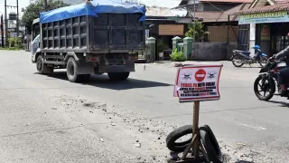 Warga Pasang Plang Protes Jalan Berlubang di Binjai