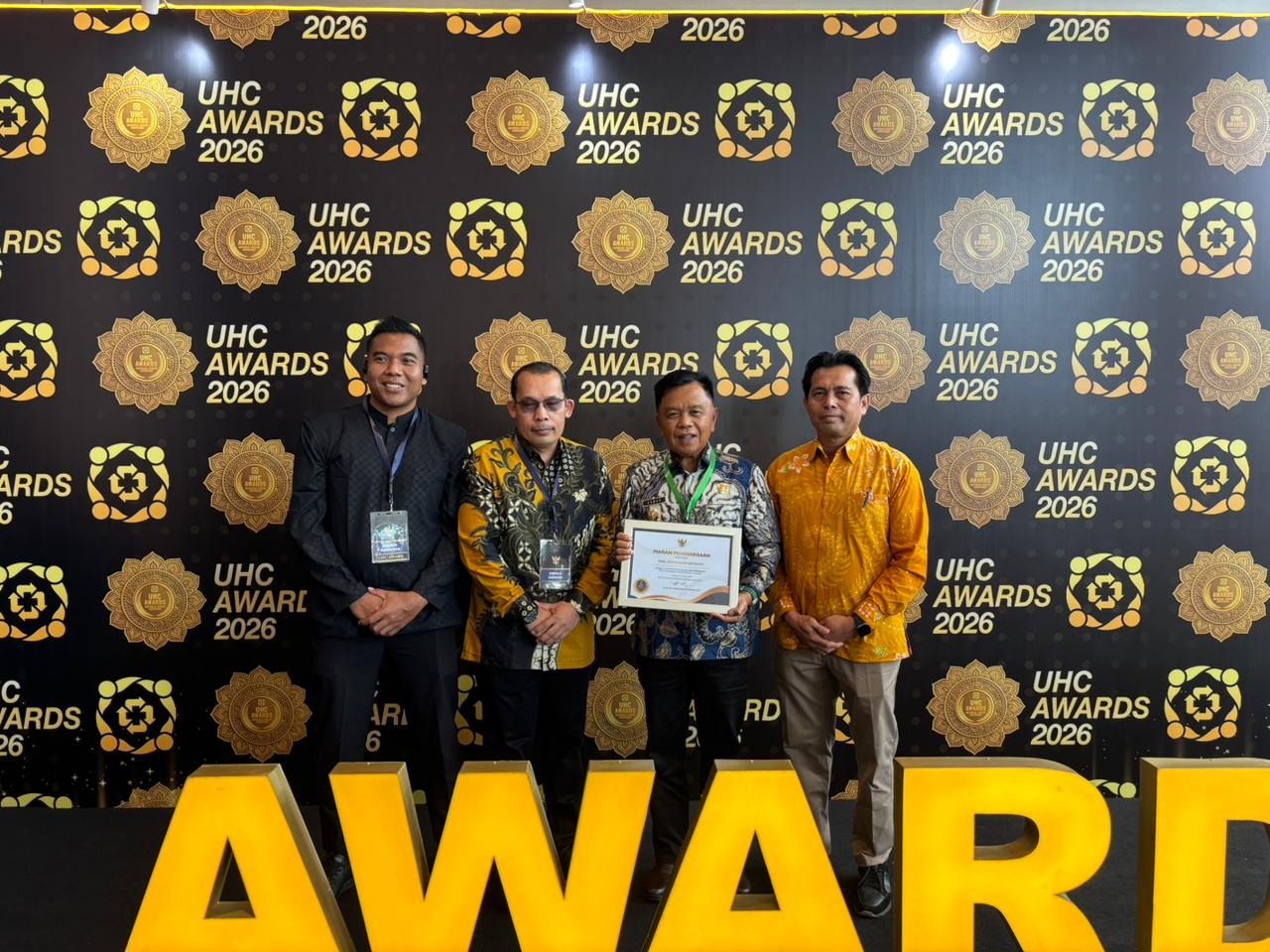 H Asmar Terima UHC Award 2026 Tingkat Nasional Kategori Madya Kepesertaan JKN Tertinggi di Riau