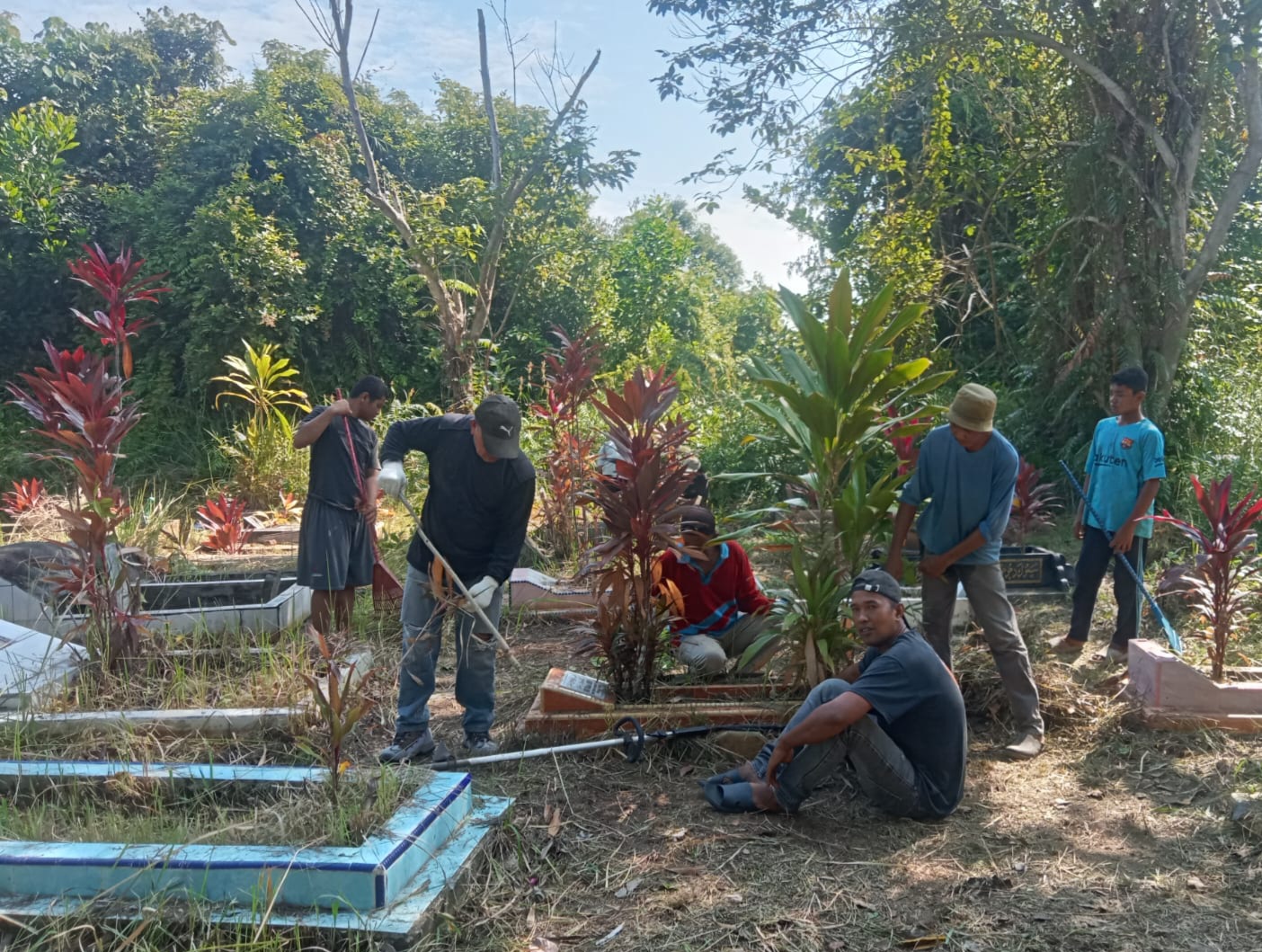 Ketua RT Bersama Warga Beran Goro Bersihkan TPU Selatpanjang Timur
