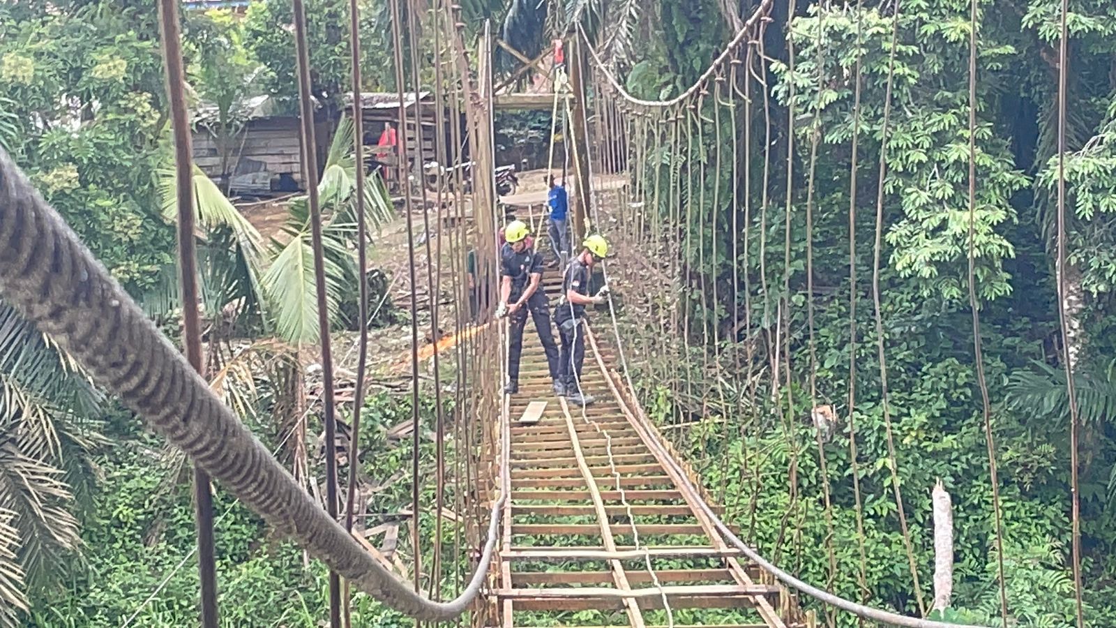 Wujudkan Mimpi Anak Sekolah, Polda Riau Kebut Jembatan Gantung di Kuansing