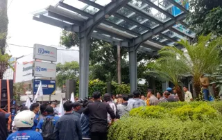 Tidak Bayar Pesangon 34 Eks Karyawan, Ratusan Buruh Geruduk BRI Kanwil Medan