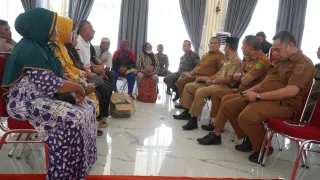 Warga Besitang Datangi Kantor Bupati dan DPRD Langkat, Soroti Bantuan Banjir Tak Merata