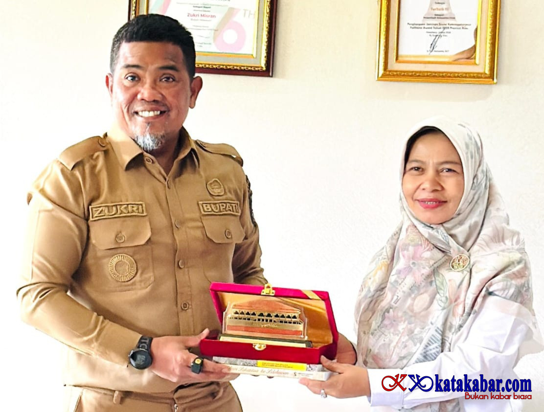 Bupati Pelalawan H Zukri Dorong Pemasangan Jaringan Kabel Bawah Laut di Pulau Mendol
