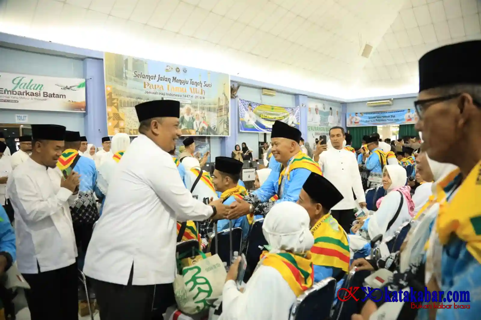 Suasana Haru, Bupati Rohul Lepas 191 Jemaah Calon Haji di Batam