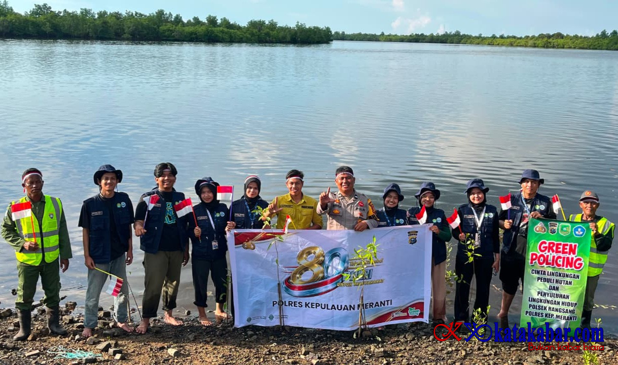 Bhabinkamtibmas Bungur Bersama Warga Tanam Mangrove Bentengi Pesisir dari Abrasi
