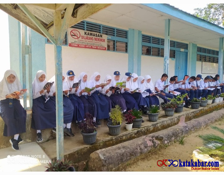 'Nyanyian Nelangsa' dari Lereng Gunung Kulabu: Antara Prestasi, Menumpang dan Asa Jaringan Internet SMPN 1 Pakantan