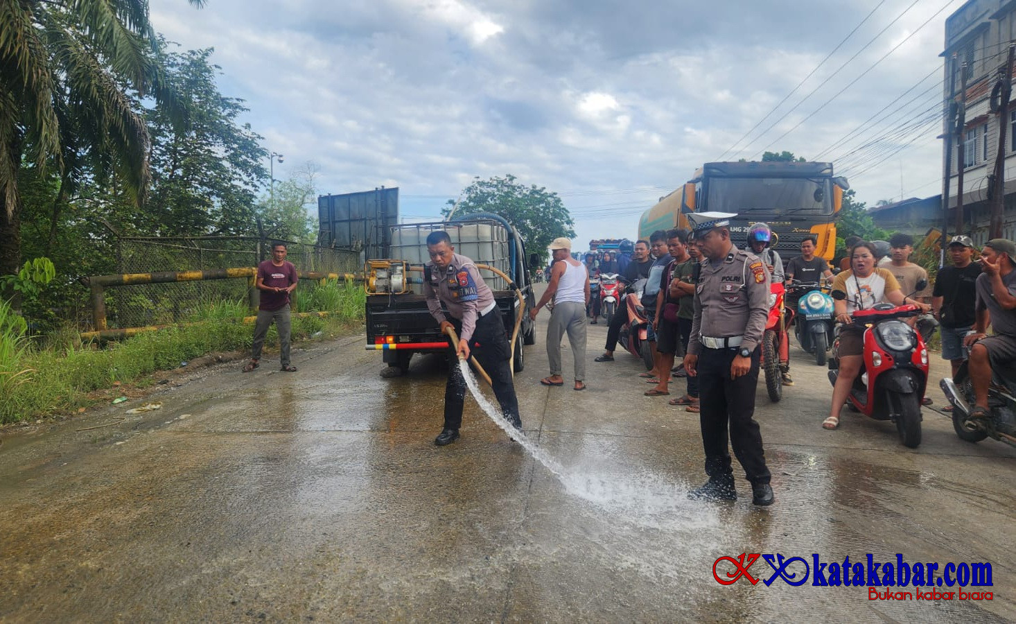 Laka Beruntun di Lintas Pekanbaru-Duri, CPO Tumpah di Badan Jalan Korban Nihil