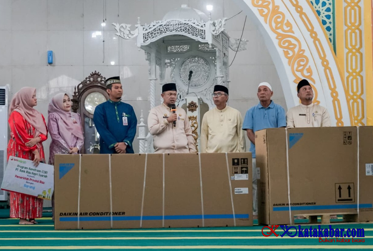 Pemprov Riau Lewat CSR  BRK Syariah Serahkan Bantuan Bagi Masjid Besar Arafah Mandau