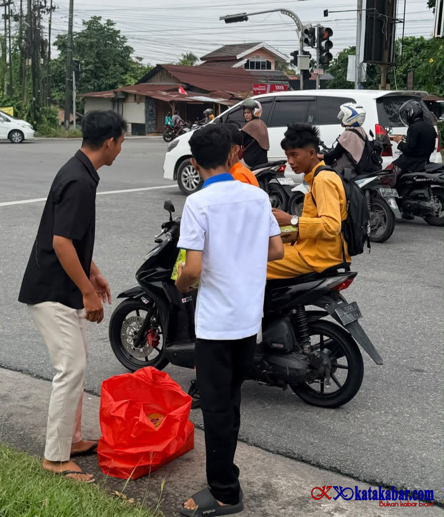 Peringati Maulid Nabi Muhammad SAW, BEM Unilak Berbagi Snack ke Warga Rumbai