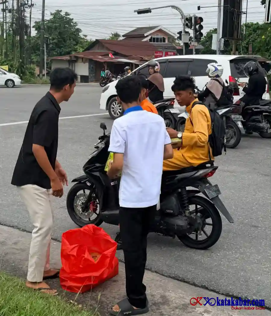 Peringati Maulid Nabi Muhammad SAW, BEM Unilak Berbagi Snack ke Warga Rumbai