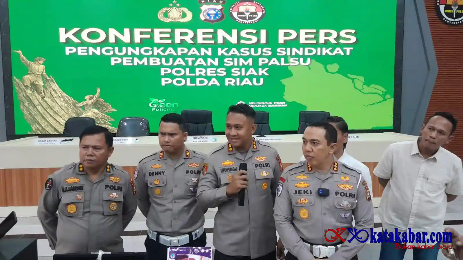Peredaran Ratusan SIM Palsu Dibongkar, Tiga Pejabat Polres Siak Diganjar Penghargaan